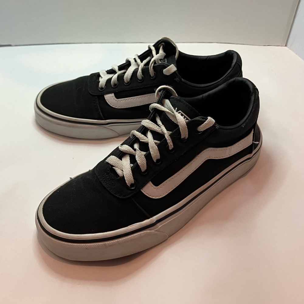 Van's Women's Black and White size 8